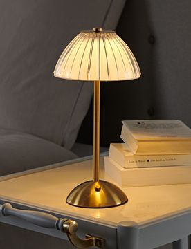 LED-Tischleuchte im Messinglook