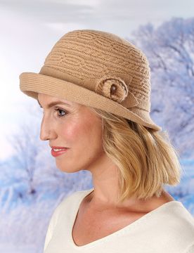 Strickhut im Zopfmuster beige