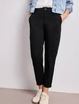 Slim Leg Chino mit Taschen im Cargo-Look female Schwarz