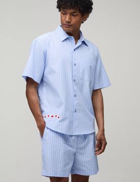 Herren Gestreiftes Popeline-Set Mit Geschwungenem Saum, Stern-Stickerei, Übergroßem Hemd Und Weiter Shorts Blue Größe Medium