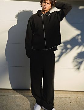 Herren Taillierte Hose Mit Entspannter Passform, Bundfalten Und Kontrastierender Paspelierung Im Set Black Größe 42