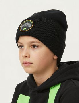 Hat with rubber sew-on badge - nero