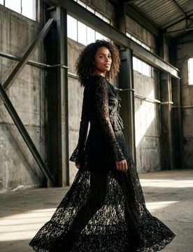 Abito maxi in pizzo con volant - nero