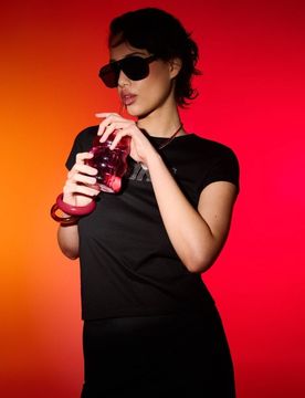 T-shirt in cotone con scritta lucida "Iconic" - nero