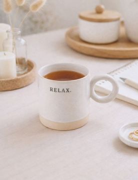 Tazza con manico rotondo e scritta - panna