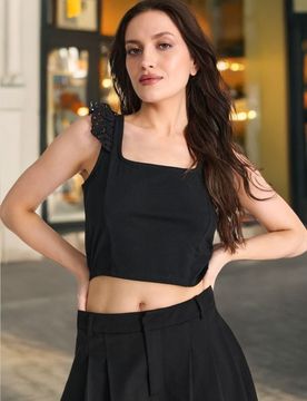 Top con spalline con volant traforati - nero