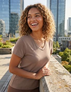 T-shirt in cotone con scollo a V - beige