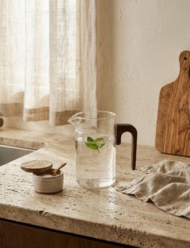 Caraffa in vetro con manico e filtro - marrone