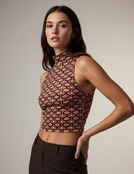 Blusa crop con collo alto e stampa geometrica - marrone scuro