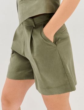 Pantaloncini in lyocell con pieghe e miscela di lino - verde pallido