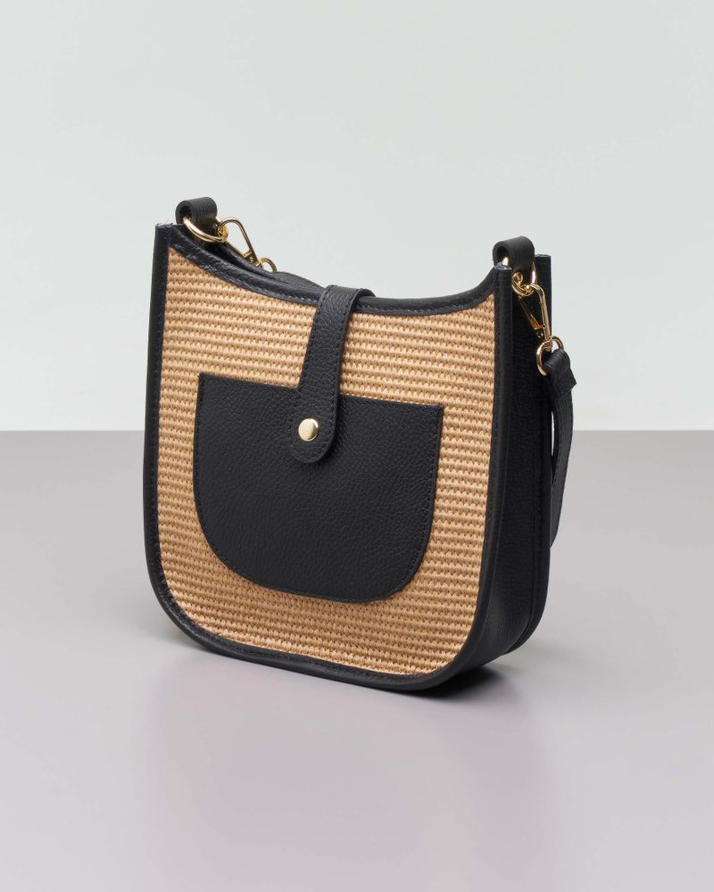 Borsa in raffia color naturale con profili e tasca a parete in pelle nera