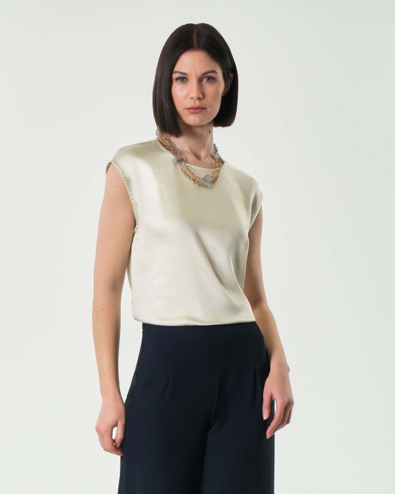 Blusa color avorio in tessuto effetto raso con maniche ad aletta