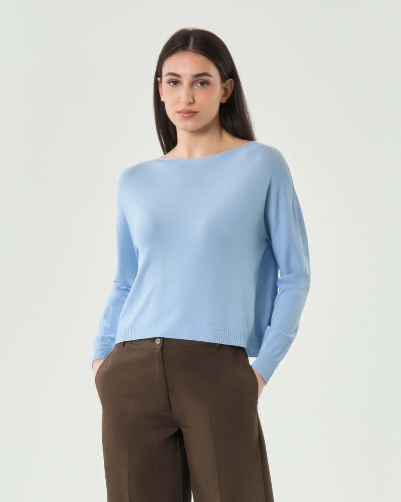 Maglia corta azzurra a maniche lunghe in viscosa con scollo a barchetta e bordi a costine