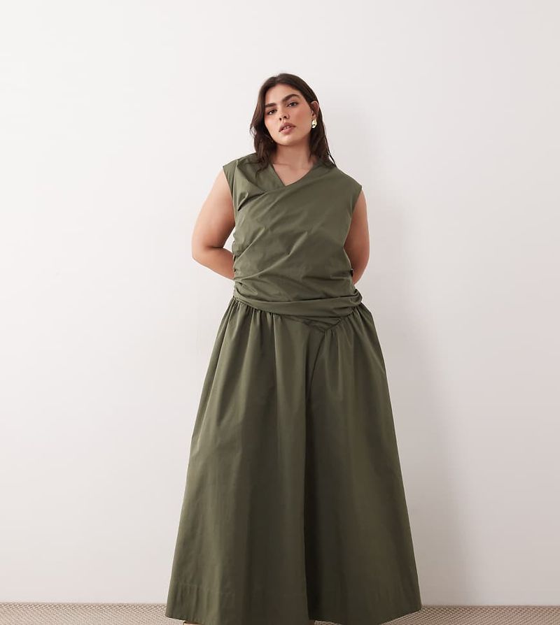 Curve - Maxi-Wickelkleid in dunklem Khaki mit tiefer Taille-Grün Grün 48