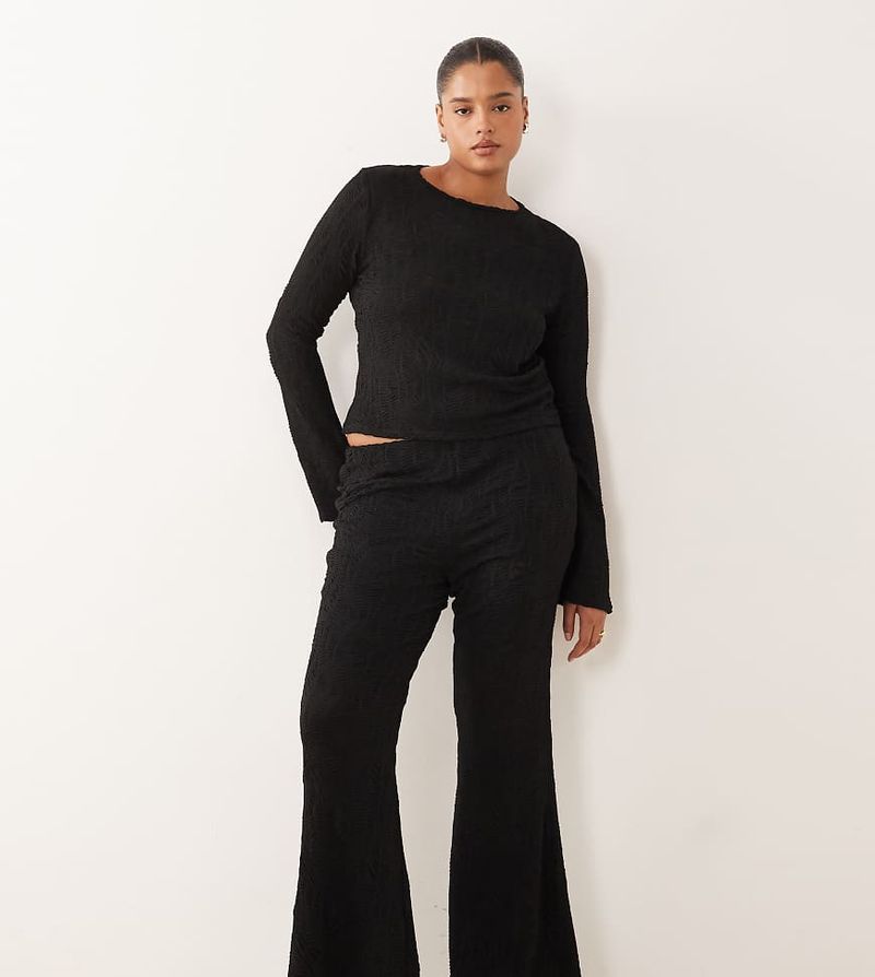 ASOS DESIGN Curve - Pantalon d'ensemble texturé coupe évasée à taille haute - Noir 46