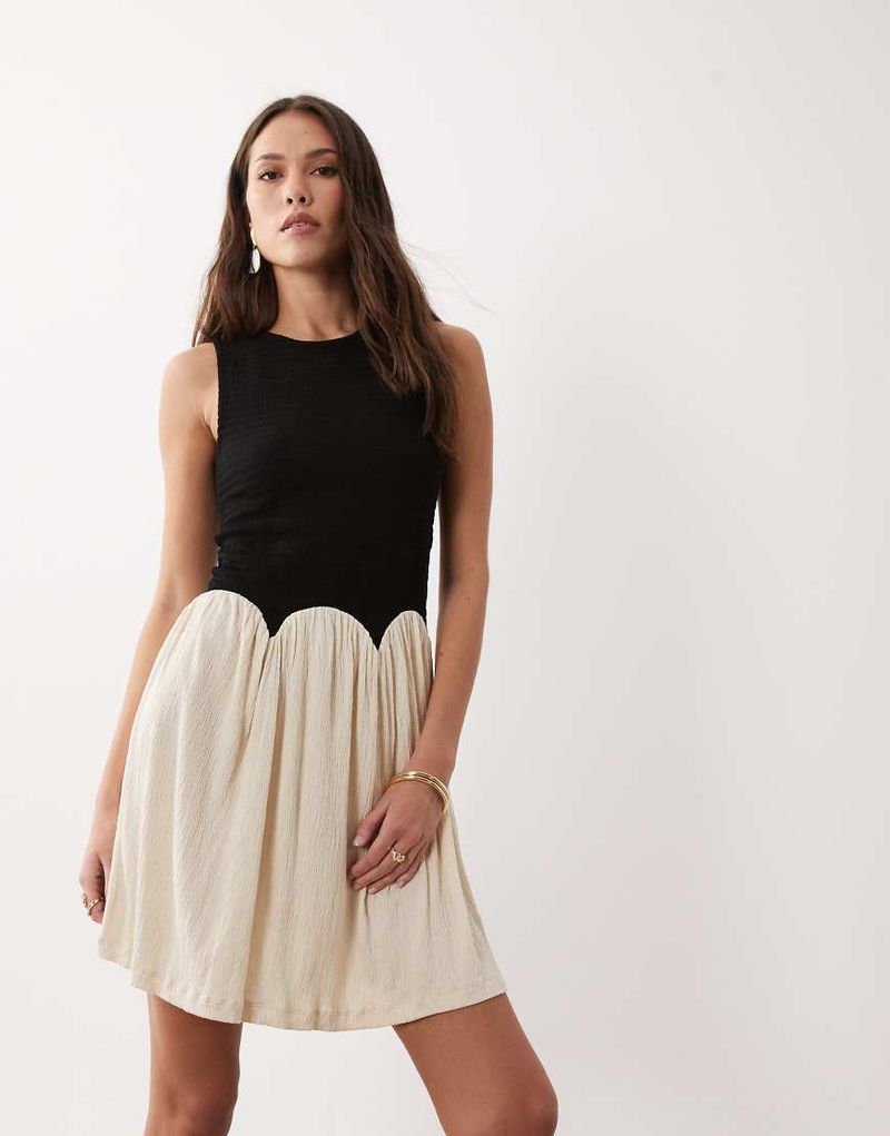 Minikleid mit Knitterstruktur und Blockfarbendesign in Schwarz und Cremeweiß Schwarz 40