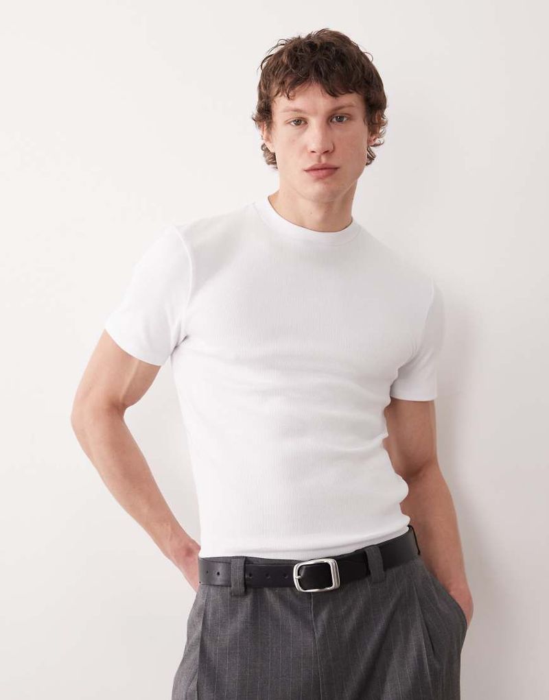 Schmal geschnittenes, hochgeschlossenes, geripptes T-Shirt in Weiß Weiß S