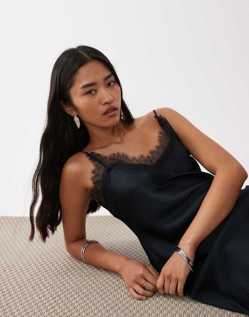 Maxi-Trägerkleid aus Satin in Marineblau mit Spitzenborte-Navy Navy S