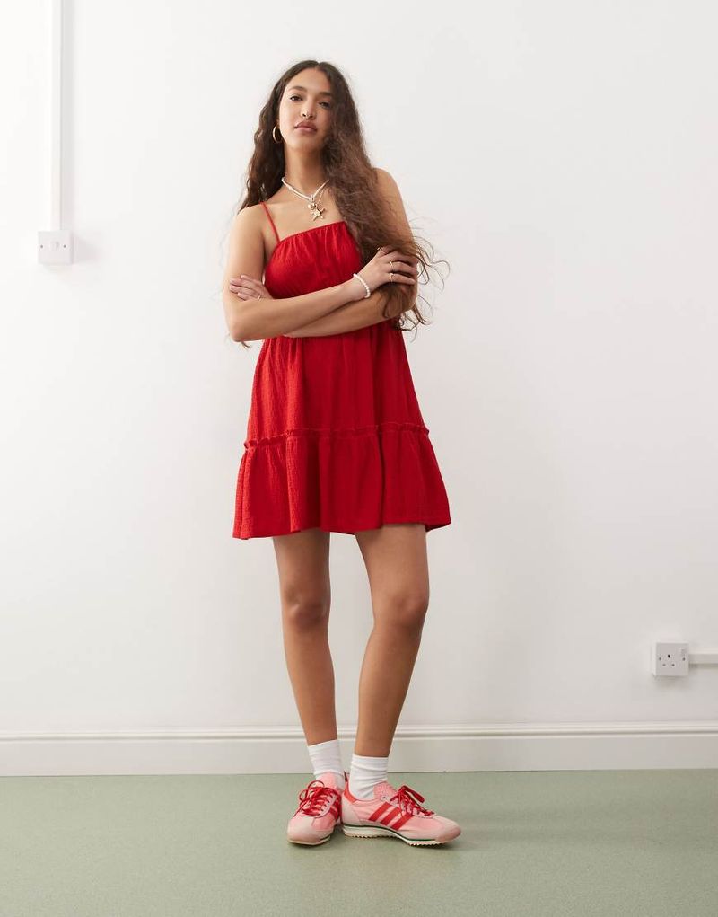 Gestuftes Seersucker-Hängerkleid in Rot Rot 36