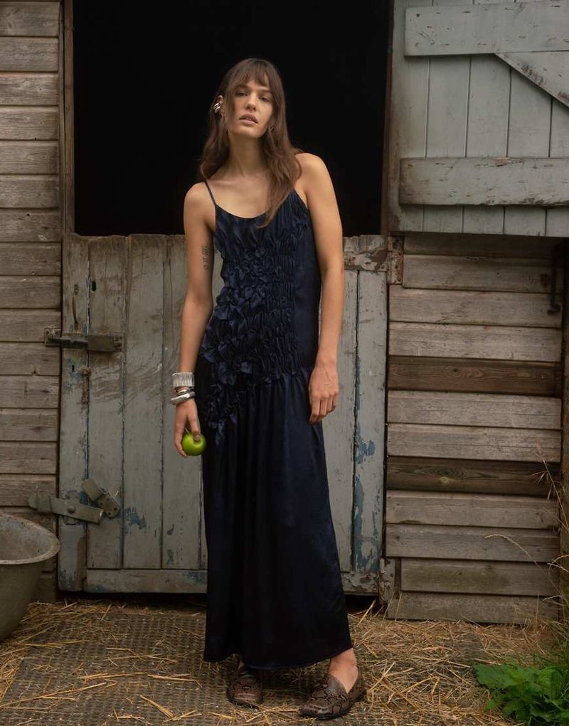 Maxikleid in Marineblau aus Knittersatin mit geraffter, tiefer Taille-Navy Navy M