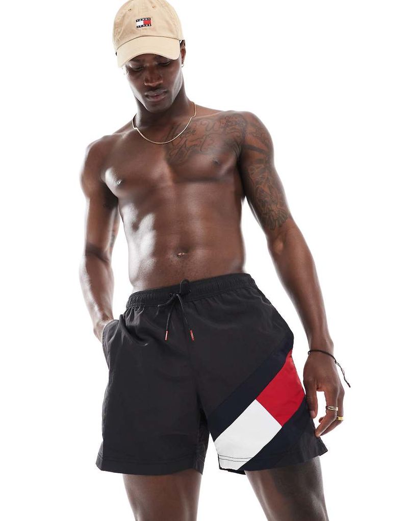 Mittelgroße Badeshorts mit Kordelzug und Flaggen-Print in Schwarz Schwarz M