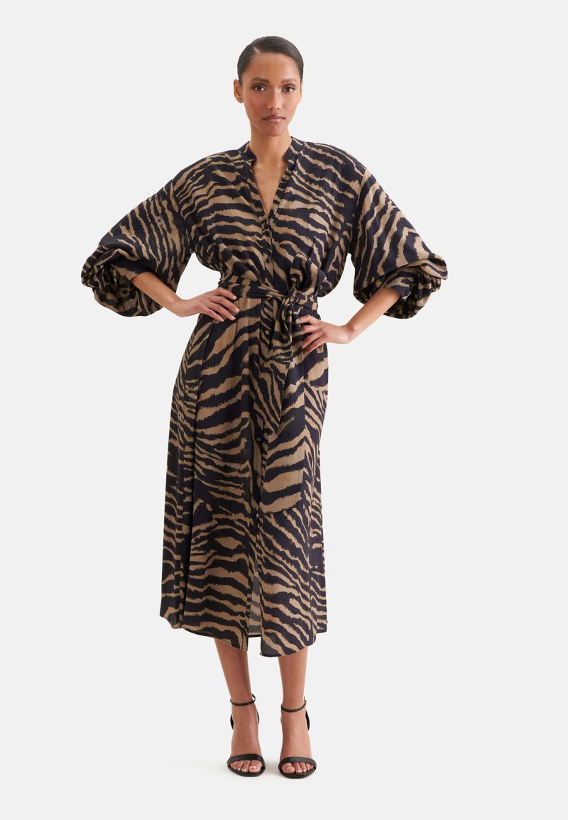 Stehkragenkleid mit Taillengürtel und hohen Manschetten Braun 48