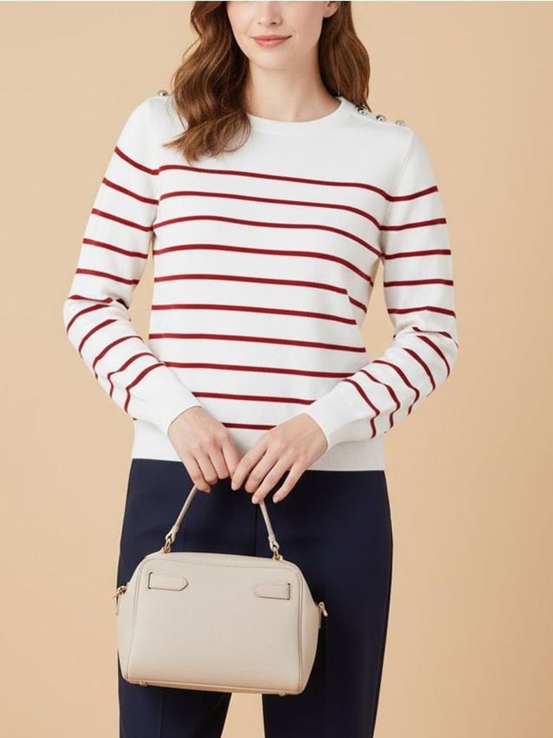 Maglione a righe con bottoni decorativi sulle spalle - rosso