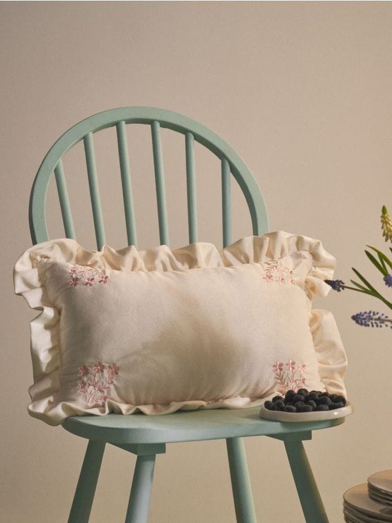 Cuscino decorativo con ricamo floreale e balze - panna