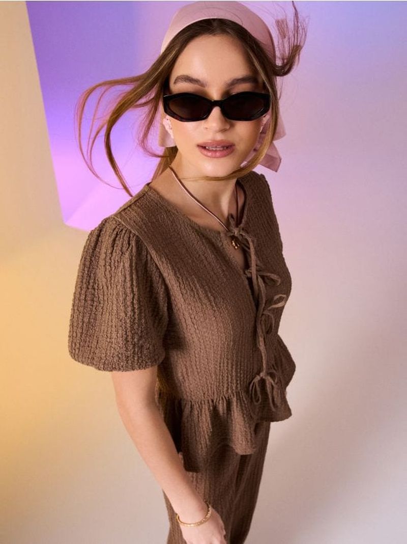 Blusa in tessuto strutturato con legatura decorativa - marrone