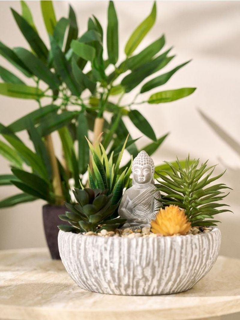 Composizione decorativa con piante succulente e statuetta di Buddha in vaso - verde
