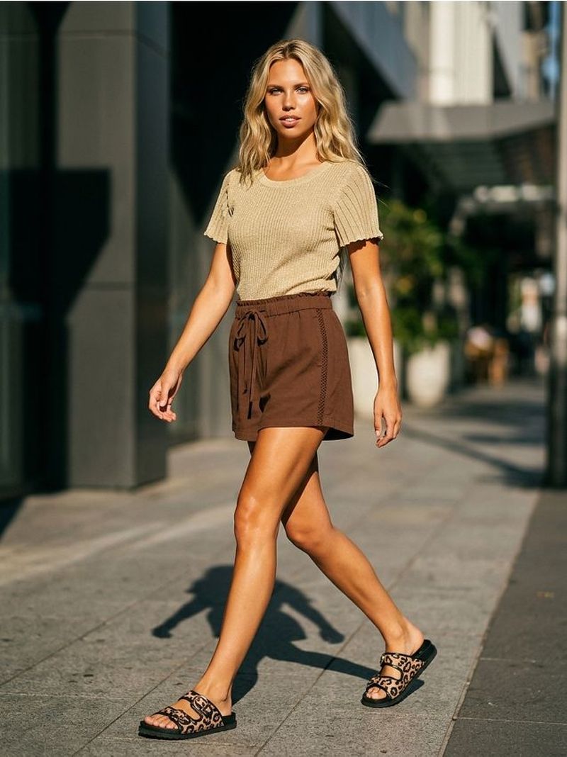 Pantaloncini in viscosa con ricamo decorativo laterale - marrone